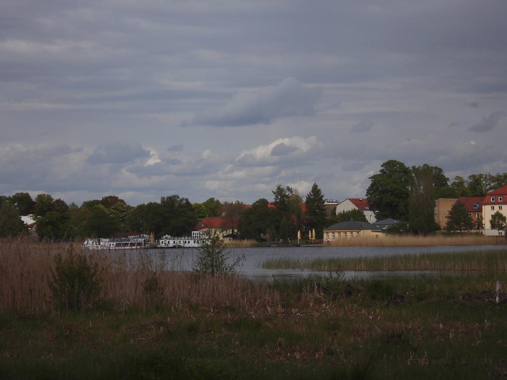 Schlossparkferienwohnungen Rheinsberg Mit Garten Екстер'єр фото